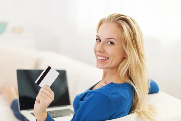 Vrouw met creditcard — Stockfoto