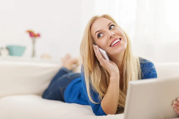 Mulher falando ao telefone — Fotografia de Stock