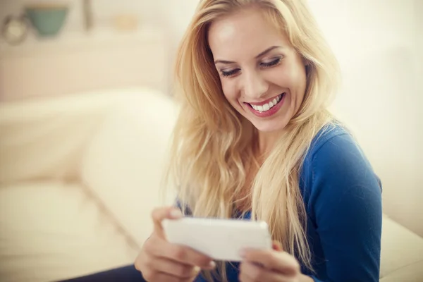 Счастливая женщина с мобильного телефона — стоковое фото