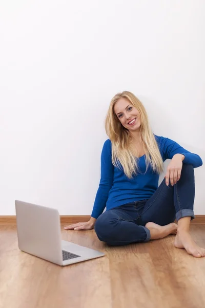 Jovencita sonriente — Foto de Stock