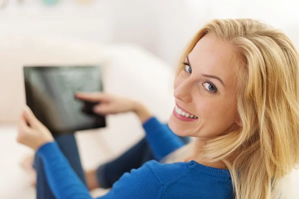 Frau mit digitalem Tablet — Stockfoto