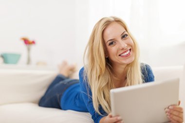 Dijital tabletli kadın