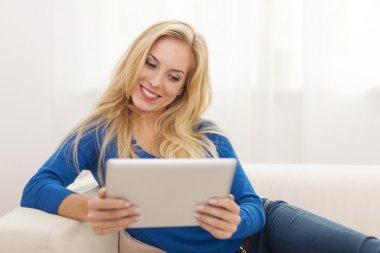 dijital tablet kullanan kadın