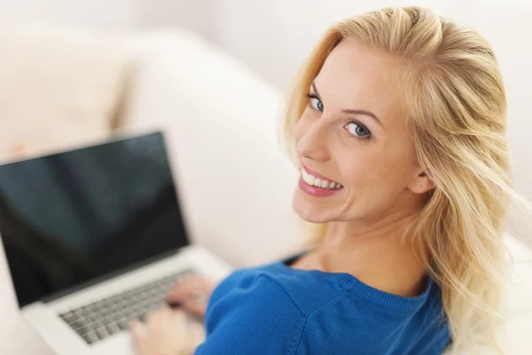 Mujer con portátil — Foto de Stock