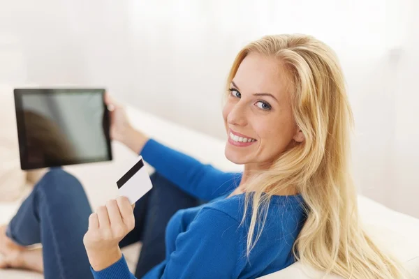 Mujer sosteniendo tableta digital —  Fotos de Stock