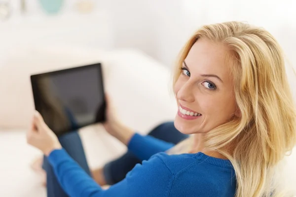 Frau mit digitalem Tisch — Stockfoto