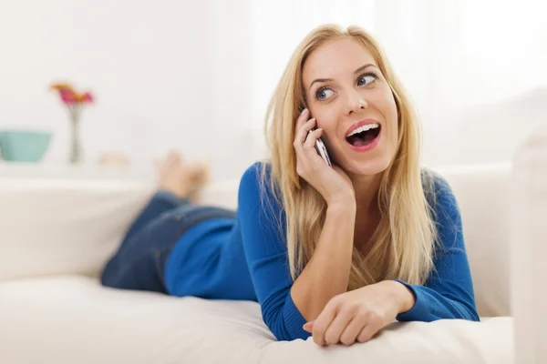 Mulher falando ao telefone — Fotografia de Stock