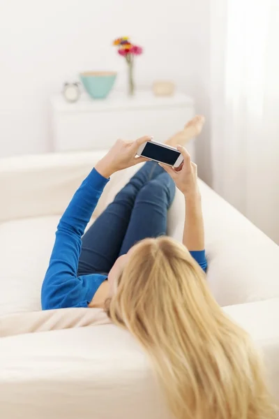 Frau auf Sofa liegend — Stockfoto