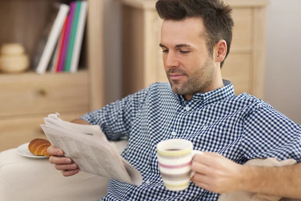 新聞とコーヒーのカップを持つ男 — ストック写真