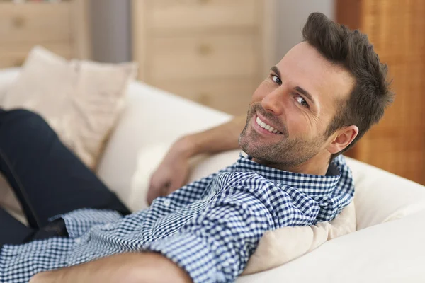 Homem bonito em casa — Fotografia de Stock