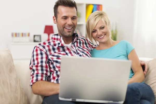 Couple regardant sur ordinateur portable — Photo