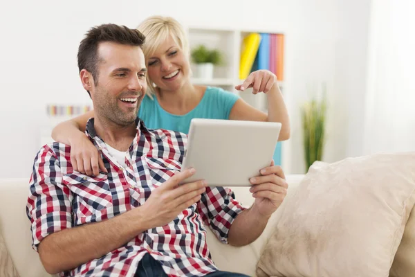 Casal usando tablet digital — Fotografia de Stock