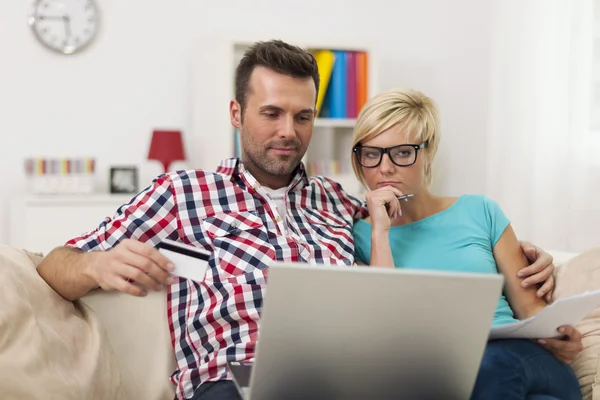 Couple paying bill online — Stock Photo, Image