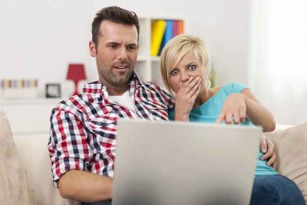 Chockad par tittar på laptop — Stockfoto