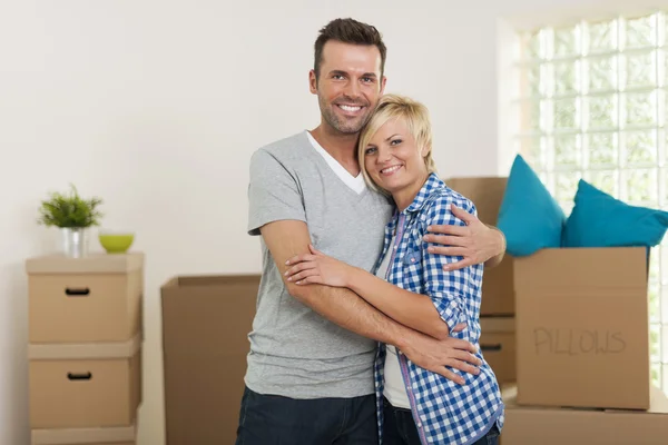 Pareja mudándose a casa — Foto de Stock