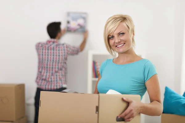 Mulher se mudando para casa — Fotografia de Stock