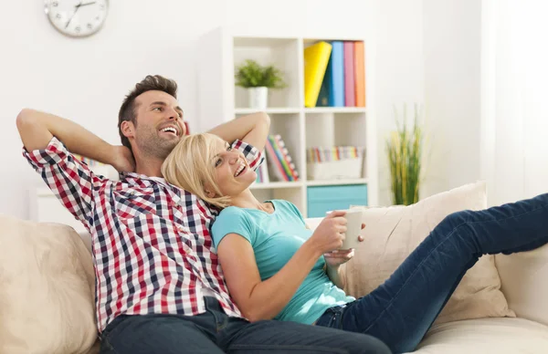 Casal relaxante em casa — Fotografia de Stock