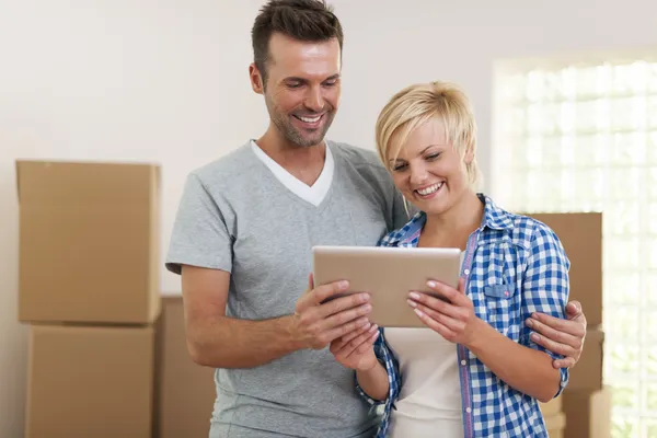 Casal usando tablet digital — Fotografia de Stock