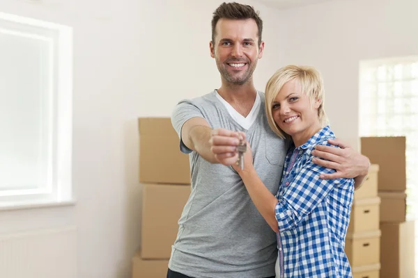 Pareja feliz en nuevo hogar —  Fotos de Stock