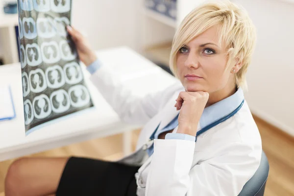 Dokter met röntgenfoto — Stockfoto