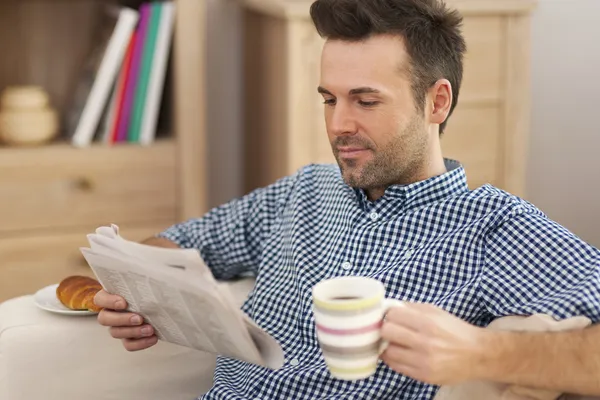 Adamla kahve içerken gazete — Stok fotoğraf