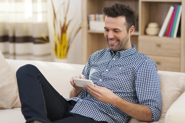 Homme utilisant un téléphone intelligent — Photo