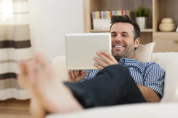 Homme avec tablette numérique — Photo