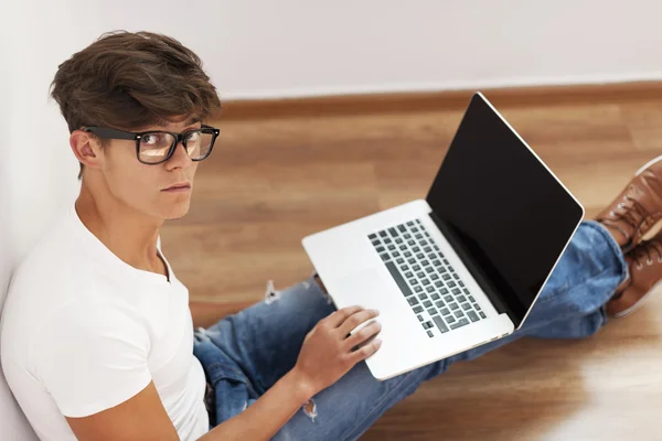 Uomo con laptop — Foto Stock