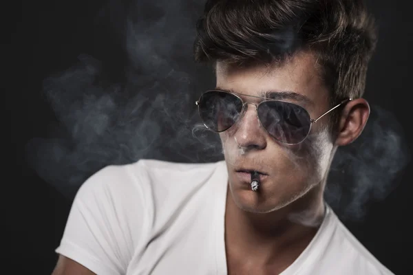 Bonito homem fumando cigarro — Fotografia de Stock