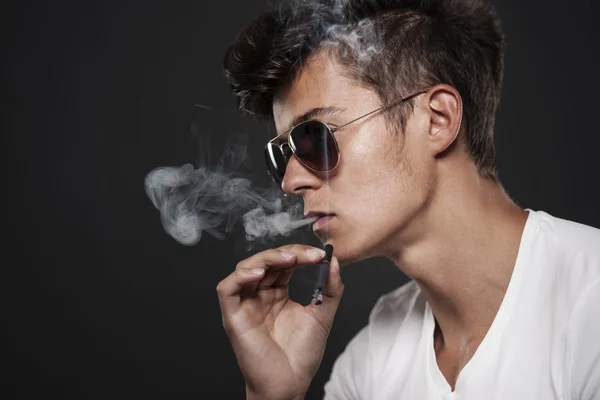 Bonito homem fumando cigarro — Fotografia de Stock