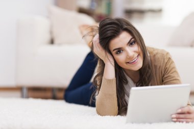 dijital tablet kullanan kadın