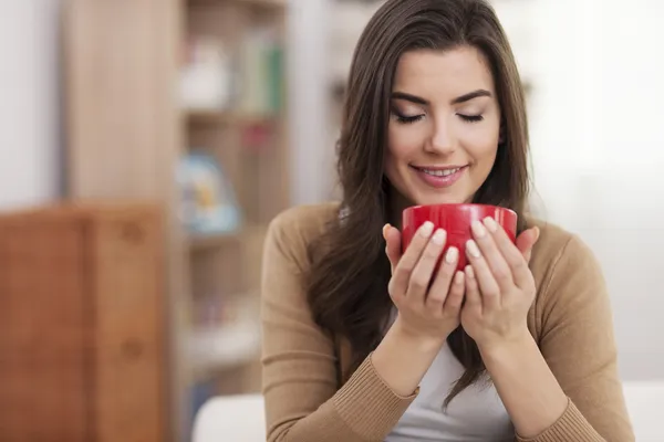 Jeune femme avec une tasse de café — Photo