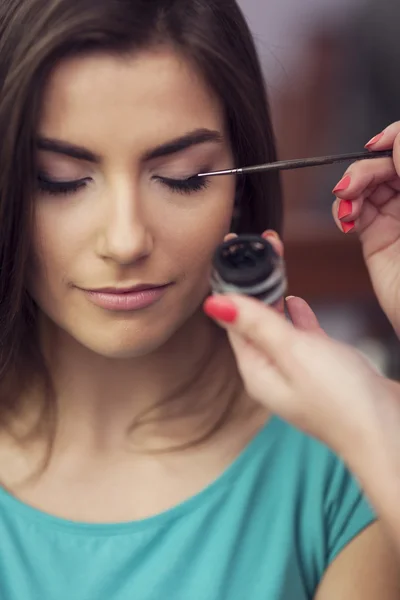 Tillämpa eyeliner — Stockfoto