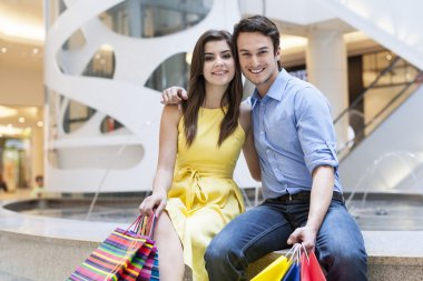 alışveriş merkezinde oturan Çift