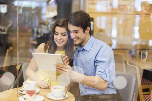 Paar nutzt digitales Tablet — Stockfoto