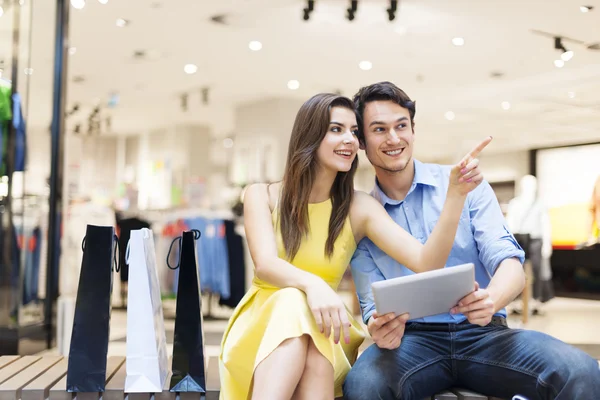 Pareja en el centro comercial — Foto de Stock