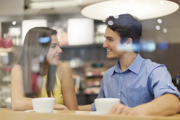 Lachende paar in café — Stockfoto