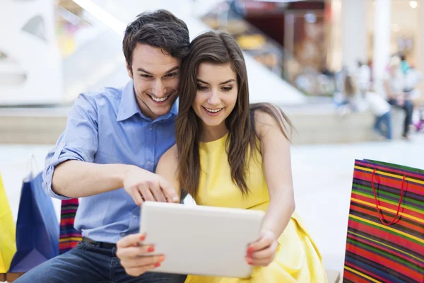 Casal olhando para tablet digital — Fotografia de Stock