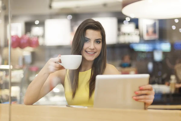 Vrouw in café met digitale tablet — Stockfoto