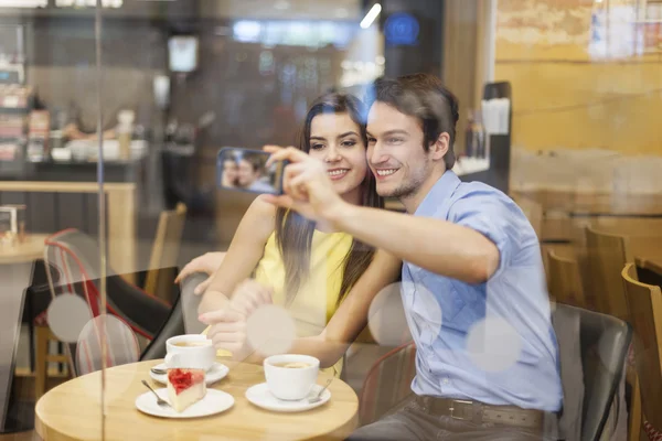 Casal tirando foto selfie — Fotografia de Stock