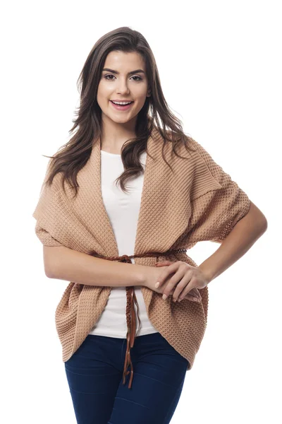 Kvinnan bär fashionabla cardigan — Stockfoto