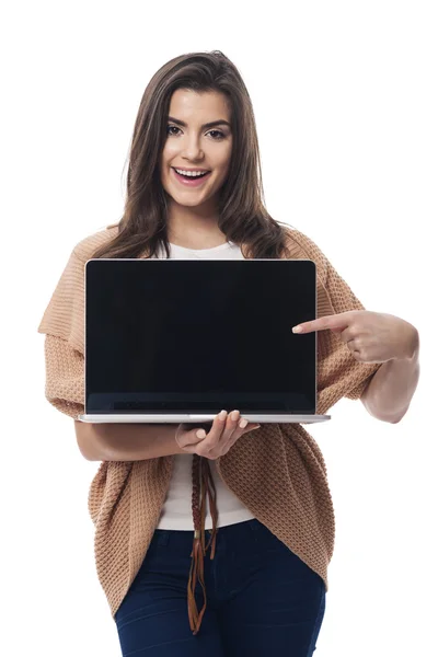 Mulher mostrando na tela do laptop — Fotografia de Stock