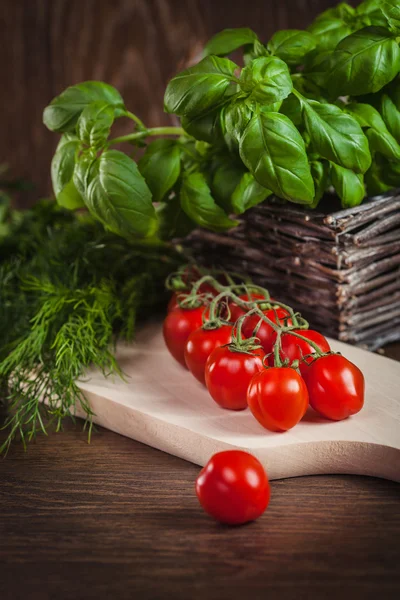 Pomodori ciliegia con erbe — Foto Stock