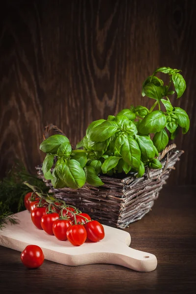 Tomates en tabla de cortar — Foto de Stock