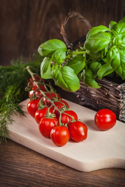 Tomates cherry y hierbas frescas —  Fotos de Stock