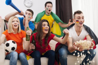 farklı ülkelerin futbol takımı destekleyen