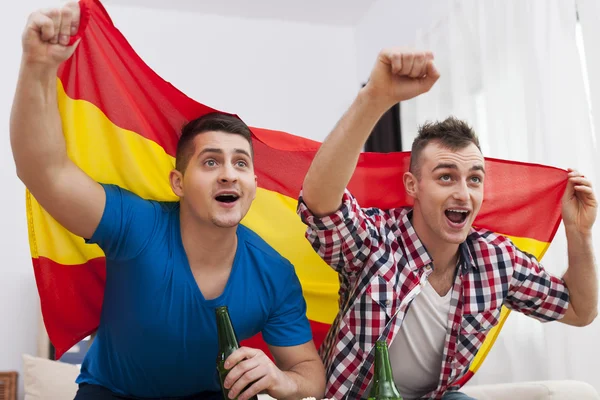 Homens assistindo jogo de futebol na tv — Fotografia de Stock