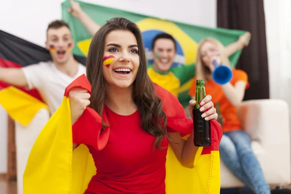 Spanisches Mädchen bejubelt Fußballspiel Stockfoto