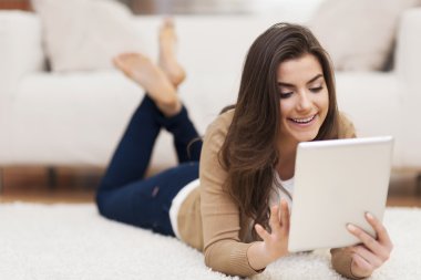 kadın dijital tablet kullanarak halı