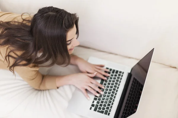 Genieten van vrije tijd met laptop — Stockfoto